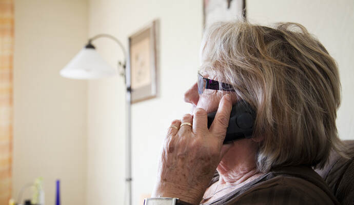 4401 / Seniorin telefoniert