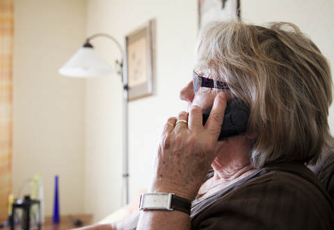 4401 / Seniorin telefoniert