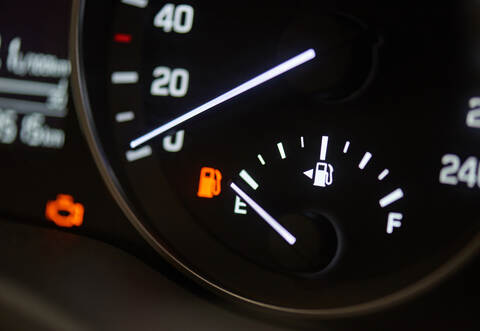 Ein Unbekannter hat vorgegeben, dass ihm das Benzin ausgegangen sei und so vermutlich einen Autofahrer um Geld gebracht.