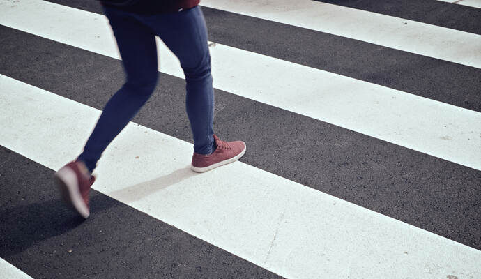 Eine 13-Jährige soll in der Hauptstraße in Niefern einen Zebrastreifen überquert haben. Sie wurde dabei offenbar von einem Auto erfasst. Eine 13-Jährige soll in der Hauptstraße in Niefern einen Zebrastreifen überquert haben. Sie wurde dabei offenbar von einem Auto erfasst.