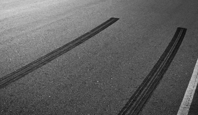 Laut Polizei nahm eine Zeugin zum Unfallzeitpunkt in der Steiner Straße Unfallgeräusche wahr. Beim Blick auf die Straße konnte noch ein dunkler Pkw - nähere Angaben konnte die Zeugin zum Fahrzeug nicht machen - wahrgenommen werden der sich mit quietschenden Reifen und in Schlangenlinien Richtung Ortsmitte entfernte.