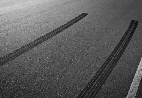 Laut Polizei nahm eine Zeugin zum Unfallzeitpunkt in der Steiner Straße Unfallgeräusche wahr. Beim Blick auf die Straße konnte noch ein dunkler Pkw - nähere Angaben konnte die Zeugin zum Fahrzeug nicht machen - wahrgenommen werden der sich mit quietschenden Reifen und in Schlangenlinien Richtung Ortsmitte entfernte.