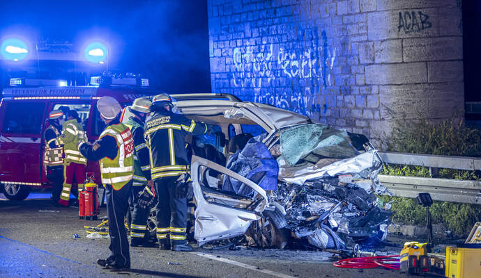Bei einem schweren Unfall auf der A8 in der Nacht auf Sonntag sind insgesamt drei Menschen ums Leben gekommen. Schwerer VU BAB A8 PF-Ost Falschfahrer