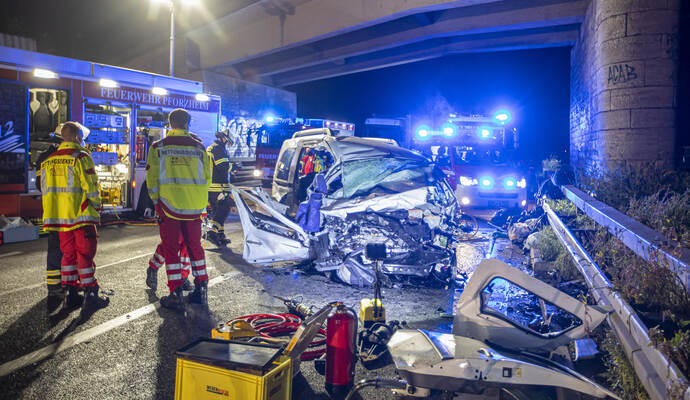 Bei einem schweren Unfall auf der A8 in der Nacht auf Sonntag sind insgesamt drei Menschen ums Leben gekommen. Schwerer VU BAB A8 PF-Ost Falschfahrer