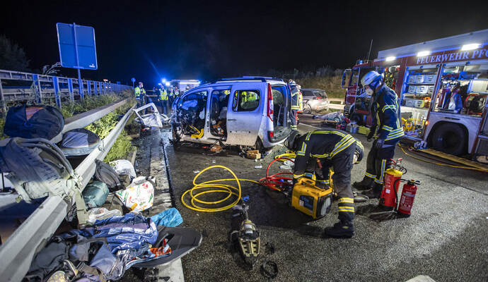 Vor Ort bot sich den Einsatzkräften ein Bild des Schreckens. Schwerer VU BAB A8 PF-Ost Falschfahrer