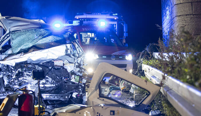 In diesem Renault mit Göttinger Kennzeichen starben zwei Männer, zwei weitere wurden schwer verletzt. Foto: Meyer Schwerer VU BAB A8 PF-Ost Falschfahrer