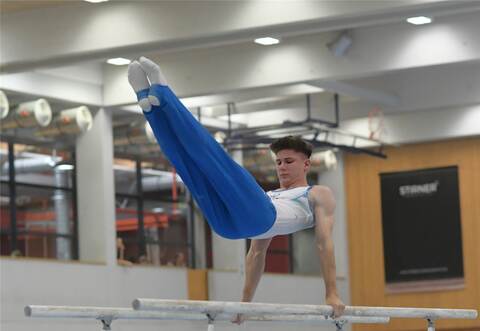 Auch Neuzugang Dario Sissakis, hier am Barren, konnte die Auftaktniederlage der KTV nicht verhindern.