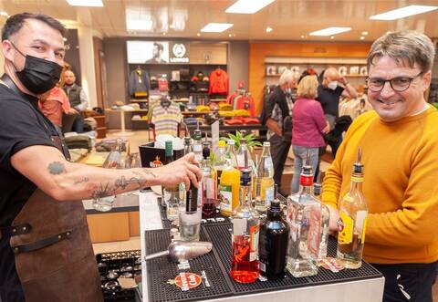 Beim langen Einkaufsabend am Freitag mixt Gaetano Petralito für Ralf Grieser einen Drink.