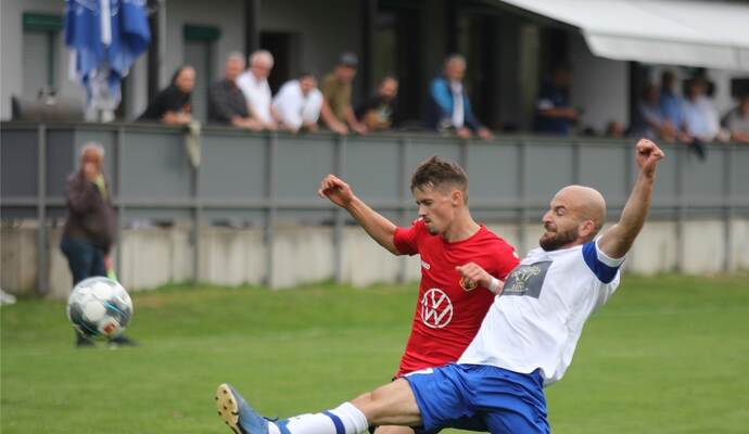 Trotz eines druckvollen Starts hat sich die SG 08 Hellas Mühlacker (weiße Trikots) den Sportfreunden Mühlacker im Derby am Ende geschlagen geben müssen.