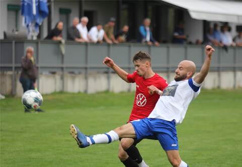 Trotz eines druckvollen Starts hat sich die SG 08 Hellas Mühlacker (weiße Trikots) den Sportfreunden Mühlacker im Derby am Ende geschlagen geben müssen.