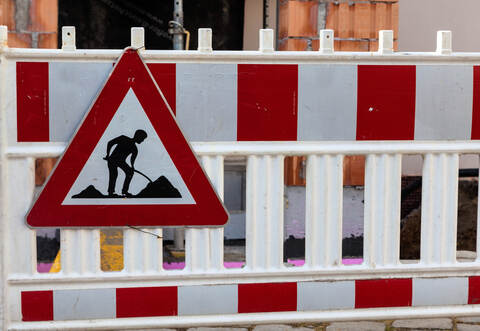 Aktuell ist laut RP das Bankett am Straßenrand vor und nach dem Brückenbauwerk, welches die B35 über die Gleise der Deutschen Bahn führt, zu schmal, sodass die langfristige Standsicherheit des Bereiches neben der Straße nicht gegeben ist.