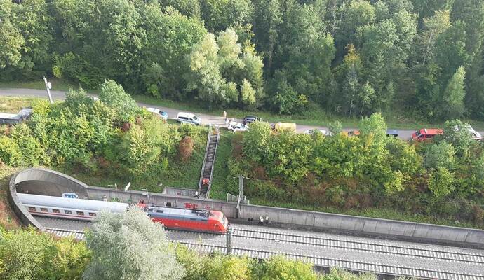 Am Dienstagmorgen kam es auf Höhe des Freudensteintunnels zu einem Oberleitungsschaden. Die defekte Oberleitung blieb dabei auf dem Dach eines Zuges liegen.