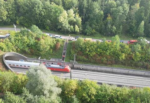 Am Dienstagmorgen kam es auf Höhe des Freudensteintunnels zu einem Oberleitungsschaden. Die defekte Oberleitung blieb dabei auf dem Dach eines Zuges liegen.