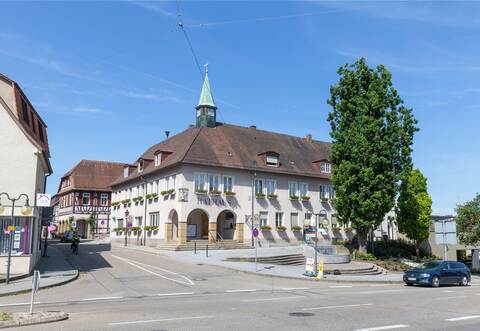 Das Rathaus in Knittlingen. Am 24. Oktober wird in der Fauststadt ein neuer Bürgermeister gewählt.