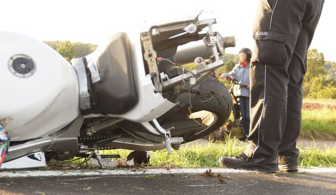 Neuhausen: Verkehrsunfall mit Motorrad alleinbeteiligt - Fahrer schwer Verletzt