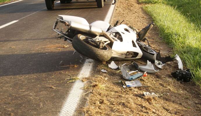 Neuhausen: Verkehrsunfall mit Motorrad alleinbeteiligt - Fahrer schwer Verletzt