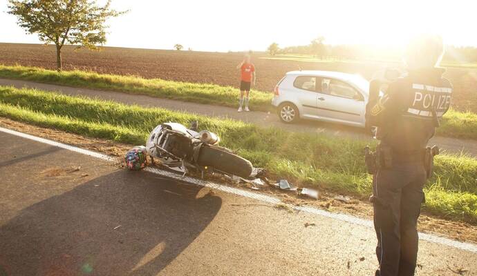 Neuhausen: Verkehrsunfall mit Motorrad alleinbeteiligt - Fahrer schwer Verletzt