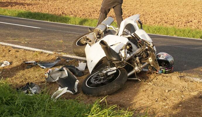 Neuhausen: Verkehrsunfall mit Motorrad alleinbeteiligt - Fahrer schwer Verletzt