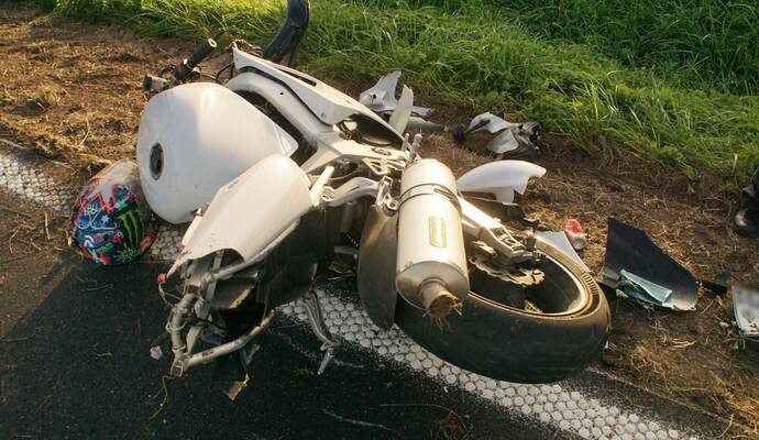 Neuhausen: Verkehrsunfall mit Motorrad alleinbeteiligt - Fahrer schwer Verletzt