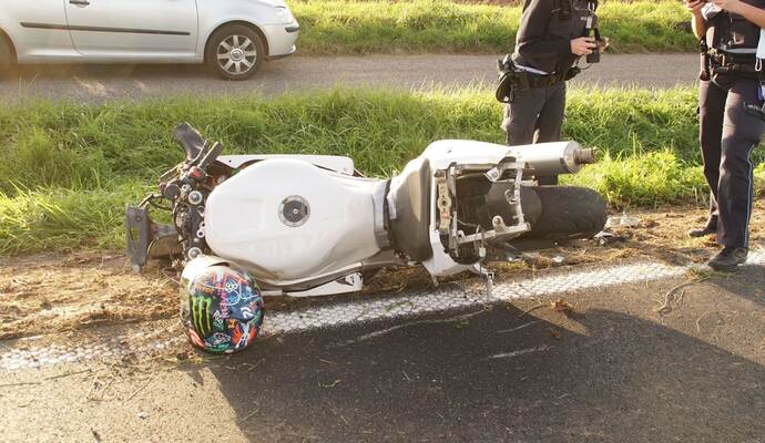 Neuhausen: Verkehrsunfall mit Motorrad alleinbeteiligt - Fahrer schwer Verletzt