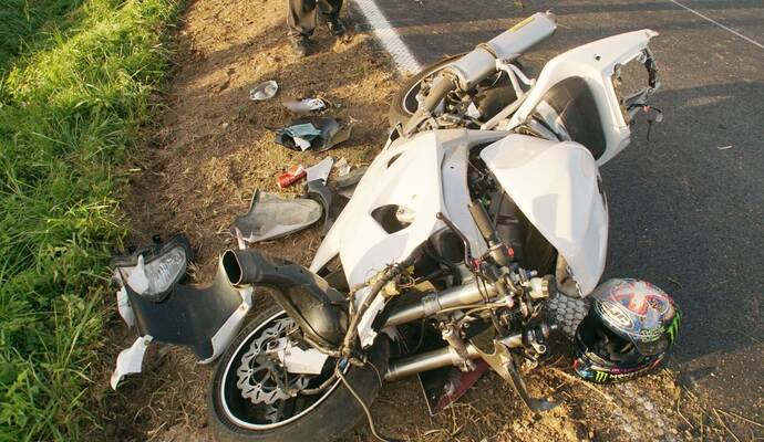 Neuhausen: Verkehrsunfall mit Motorrad alleinbeteiligt - Fahrer schwer Verletzt