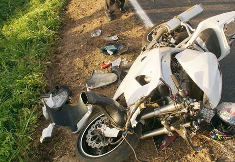 Neuhausen: Verkehrsunfall mit Motorrad alleinbeteiligt - Fahrer schwer Verletzt