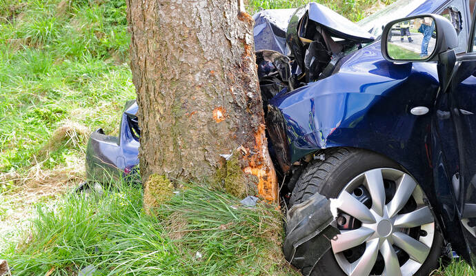 Der 17-Jährige prallte mit seinem Wagen gegen einen Baum und flüchtete. Der 17-Jährige prallte mit seinem Wagen gegen einen Baum und flüchtete.