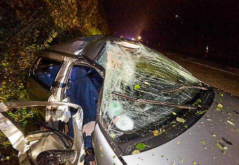 Der Fiat wurde bei dem Unfall mit einer schwerverletzten Person stark beschädigt.
