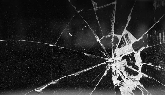 Unbekannte schlagen eine Scheibe in Engelsbrander Firma ein und verursachen 2.000 Euro Schaden.