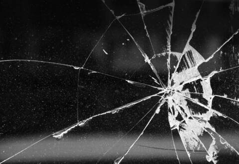 Unbekannte schlagen eine Scheibe in Engelsbrander Firma ein und verursachen 2.000 Euro Schaden.