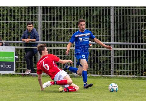 Viktoria Enzberg (rechts Jonathan Pfau) ist derzeit kaum zu stoppen. Die Viktoria steht überraschend an der Tabellenspitze der A 1 (links Kieselbronns Maximilian Boßert).