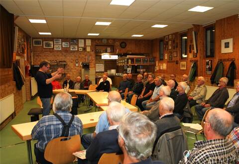 Zur gemeinsamen Singstunde der Männerchöre unter Dirigent Werner Bornbaum (links) sind 31 Sänger erschienen.
