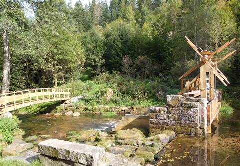 Erneuert sind die Reste der ehemaligen Selig-Wasserstube, die ein Überbleibsel der Flößerei ist. Auch eine neue Holzbrücke ist dort entstanden.