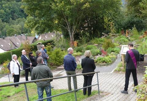 Zum Abschluss des „Tags des Friedhofs“ segnete der katholische Diakon Günter Duvivier (rechts) die neu angelegten Urnengrabfelder.