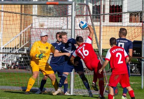 Sieht aus wie Feld-Handball: Stilianos Papadopoulos von der TG Stein (Nummer 16) bei einem Angriff im Fünfmeterraum vor dem Tor der Ispringer Reserve.