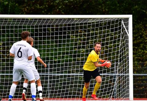 Der 1. FC Engelsbrand mit Torhüter Thomas Hettinger hat die Tabellenführung in der A2 übernommen.