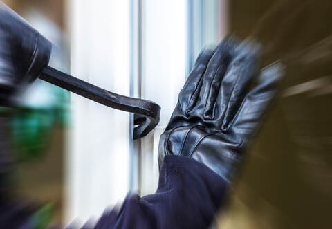 Gleich zweimal haben Einbrecher über das Wochenende in Einfamilienhäusern in Knittlingen zugeschlagen.