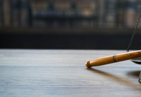 Ein Rechtsanwalt aus dem östlichen Enzkreis hätte als Angeklagter vor Gericht erscheienen sollen - durch sein Fernbleiben wurden seine Widersprüche verworfen.