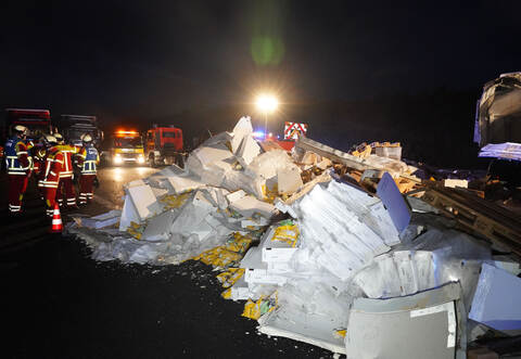 Während der an dem Sattelzug entstandene Sachschaden nach einem Unfall auf der A8 bei Rutesheim auf etwa 120.000 Euro beziffert wurde, steht der Schaden an den Verkehrseinrichtungen derzeit noch nicht fest.