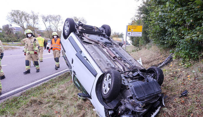 Nach einem Zusammenstoß mit einem anderen Fahrzeug ist ein Auto am Mittwochnachmittag auf der B10 bei Mühlacker auf dem Dach zum Stillstand gekommen.