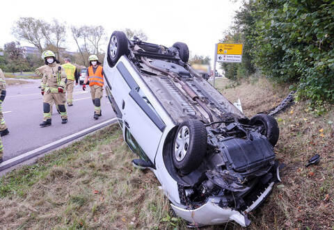 Nach einem Zusammenstoß mit einem anderen Fahrzeug ist ein Auto am Mittwochnachmittag auf der B10 bei Mühlacker auf dem Dach zum Stillstand gekommen.