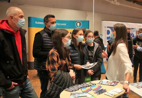 Berufsmöglichkeiten bei der Polizei präsentierte Tanja Schach (von rechts) vom Präsidium Pforzheim den Schülerinnen Jule Haller, Leni Schulz und Nele Haller sowie ihren Vätern Carsten Schulz und Bernd Haller.