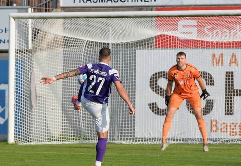 Im Alleingang schoss Vierfach-Torschütze Nikolas Dobros die Göppinger um Torhüter Marcel Schleicher ab.