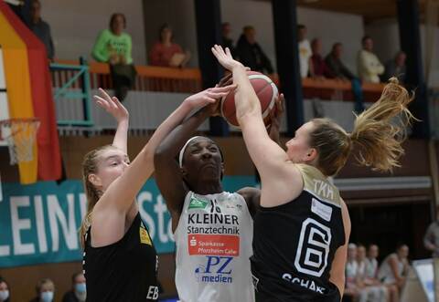 Es war eng, doch die Sterne aus Keltern mit Lashann Aisha Higgs (Mitte) konnten sich im Heimspiel gegen Hannover (rechts Finja Schaake) am Ende nicht durchsetzen.