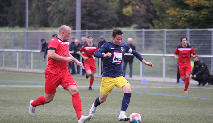 Vor allem im ersten Durchgang ist der TSV Phönix Lomersheim (blaue Trikots) im Duell mit dem FV Löchgau II nicht zu stoppen. Zur Halbzeit steht es 3:0.