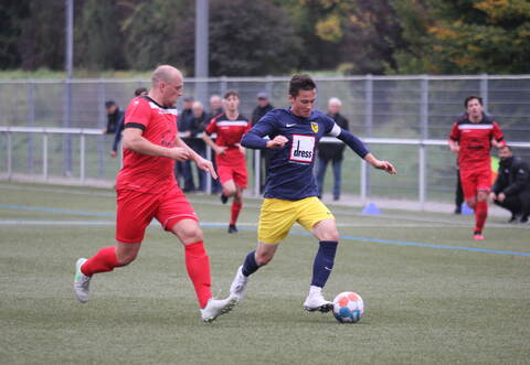 Vor allem im ersten Durchgang ist der TSV Phönix Lomersheim (blaue Trikots) im Duell mit dem FV Löchgau II nicht zu stoppen. Zur Halbzeit steht es 3:0.