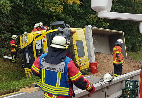 Maulbronn: Vu Lkw B35 Maulbronn- Lkw umgekippt Feuerwehr im Eonsatz