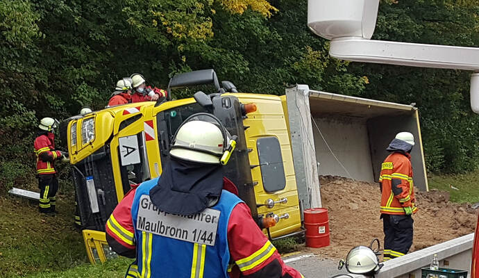 Maulbronn: Vu Lkw B35 Maulbronn- Lkw umgekippt Feuerwehr im Eonsatz