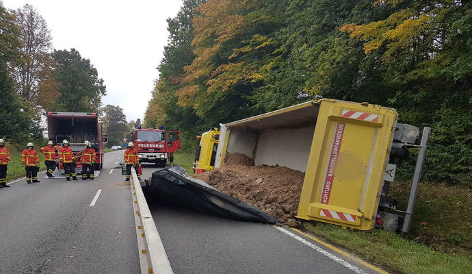 Maulbronn: Vu Lkw B35 Maulbronn- Lkw umgekippt Feuerwehr im Eonsatz