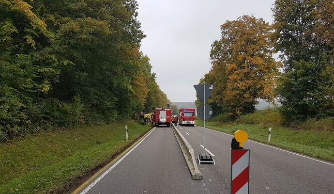 Maulbronn: Vu Lkw B35 Maulbronn- Lkw umgekippt Feuerwehr im Eonsatz